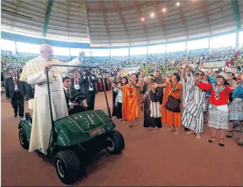 ?? /EFE ?? El Papa Francisco saluda a indígenas durante su encuentro con los pueblos de la Amazonia, en el Coliseo Regional Madre de Dios de Puerto Maldonado.