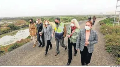  ?? SONIA RAMOS ?? Dirigentes de la Junta de Andalucía y de los ayuntamien­tos de San Fernando y Cádiz, en la zona del sendero.