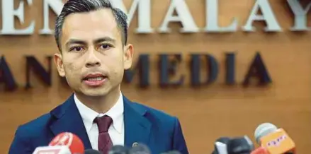  ?? FILE PIC ?? Lembah Pantai member of parliament Fahmi Fadzil taking a question from the media recently at the Parliament building.