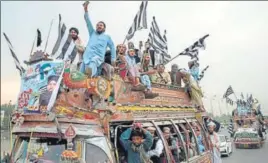  ?? AFP ?? ■ Supporters of the Islamist Jamiat Ulema-e-Islam take part in an anti-government ‘Azadi March’.
