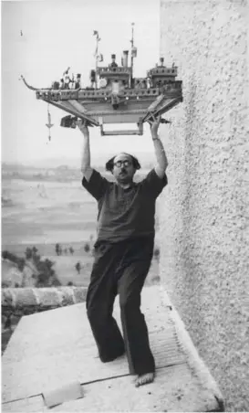  ??  ?? François Tosquelles sur un toit de Saint-alban avec un bateau d’auguste Forestier, mai 1948