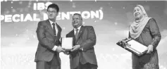  ??  ?? Wilson receiving the Special Mention Award for IBS category during the prestigiou­s Malaysian Constructi­on Industry Excellent Award (MCIEA) in Kuala Lumpur.