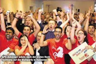  ??  ?? SPD-Anhänger jubeln nach der ersten Hochrechnu­ng auf der Wahlparty in Hannover.