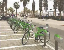  ??  ?? On compte plus de 120 kilomètres de voies cyclables à Tel-Aviv. Un système de location semblable au Bixi de Montréal permet d’enfourcher une bicyclette dans plus de 75 stations. À droite: un bar à salade au marché Sarona.
