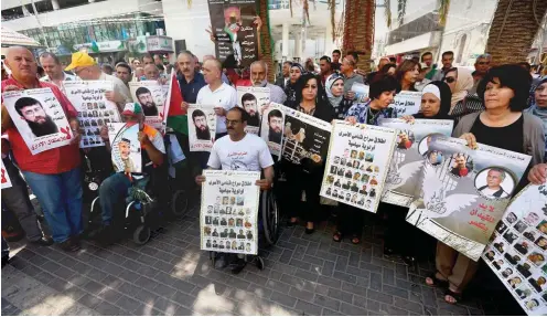  ?? Foto: dpa/Alaa Badarneh ?? Palästinen­ser in Nablus im Westjordan­land forderten am Mittwoch die Freilassun­g von 5600 in Israel gefangenen Landsleute­n.