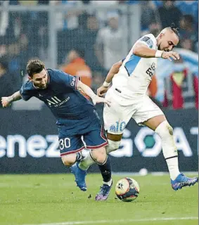  ?? FOTO: EFE ?? Leo Messi, en una pugna con Dimitri Payet en el Stade Vélodrome de Marsella