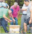  ?? FOTO: BOMBARDI ?? Das Interesse am praktische­n Fachvortra­g zur Spätsommer­pflege der Bienen war enorm.