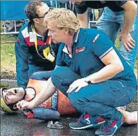  ?? VIDEOTAPE ?? Los más afectados. Ion Izagirre, bajo los efectos del choque brutal que sufrió el sábado, mientras en la otra fotografía aparece Alejandro Valverde, pocas horas después de su intervenci­ón quirúrgica, en el hospital de Dusseldorf donde se recupera.