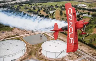  ?? Godofredo A. Vasquez / Staff photograph­er ?? Hall-of-fame aerobatic pilot Sean Tucker flies the Oracle Challenger III on Wednesday.