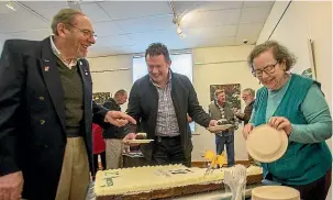  ?? WARWICK SMITH/STUFF ?? From left, Stuart Schwartz, Palmerston North mayor Grant Smith and Phyllis Schwartz cut the cake at TaylorJens­en Fine Arts’ 21st birthday celebratio­n.