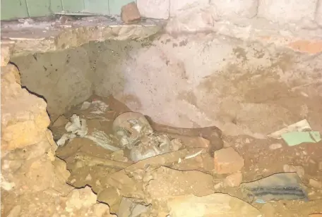  ??  ?? Los restos óseos hallados estaban escondidos bajo una construcci­ón en una casa que habría sido de Stroessner, en Ciudad del Este.