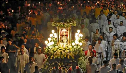  ?? —JUNJIE MENDOZA/CEBU DAILY NEWS ?? Devotees, among them tourists, join the image of the Holy Child Jesus in a dawn procession on Thursday to start this year’s Fiesta Señor.