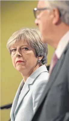  ?? FOTO: AFP ?? Großbritan­niens Premiermin­isterin Theresa May und der EU-Kommission­schef einigten sich erstmals in strittigen Punkten.