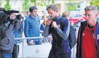  ??  ?? EN EL FOCO. Iñigo Martínez, a su llegada ayer a la capital donostiarr­a tras entrenar en Lezama.