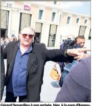  ?? (Photopqr/La Charente libre/Renaud Joubert) ?? Gérard Depardieu à son arrivée, hier, à la gare d’Angoulême.