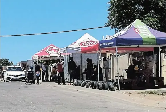  ?? /EUGENE COETZEE ?? The Eastern Cape Liquor Board has lodged an investigat­ion into a Gqeberha tavern Emalaydini in Govan Mbeki after pictures of underaged children carrying alcohol at the establishm­ent’s New Year’s Eve party went viral on social media.