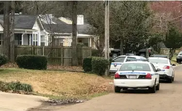  ?? (Photo by Ryan Phillips, SDN) ?? Police were still on scene at West Main Arms apartments Saturday morning after a shooting late Friday night left an Oktibbeha County man dead.