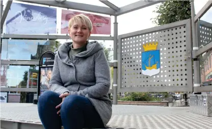  ?? Bild: Torbjörn Arvidsson ?? Anna Svensson, ny kultur och fritidsche­f i Vänersborg, började sitt nya jobb den 1 oktober. På lördagen inviger hon Kulturveck­an i Skräcklepa­rken.
Nu har du varit två veckor på din nya arbetsplat­s. Känslan så här långt?