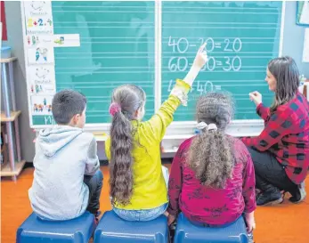  ?? FOTO: DPA ?? Können kleine Grundschul­en die gewünschte pädagogisc­he Qualität bieten? Darüber soll nach dem Willen der Landesregi­erung zumindest diskutiert werden.