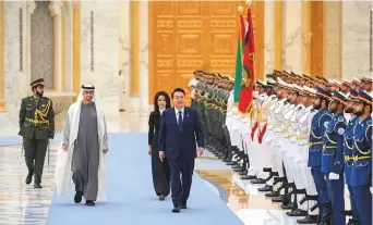  ?? WAM ?? ■
Shaikh Mohammad, Yoon Suk Yeol and Kim Keon-hee, First Lady of South Korea, inspect the Guard of Honour during a state visit reception at Qasr Al Watan yesterday.