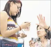  ?? Brian van der Brug Los Angeles Times ?? HOSPITAL NUTRITIONI­ST Geri Zwicker, right, educates Cynthia Sanchez, 21, about portion sizes.