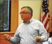  ?? JOHN BREWER — ONEIDA DAILY
DISPATCH ?? Sherrill Assistant City Manager Bob Comis speaks during an informatio­nal meeting regarding a potential separation between the city of Sherrill and the town of Vernon.