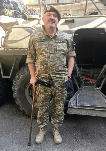  ?? FOTO: DMYTRO DURNJEW / DMYTRO DURNJEW ?? Jewgeni Jaranzew, ukrainisch­er Kommandeur, vor einem Beutepanze­rwagen.