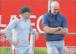  ?? ?? Monchi, junto a Jorge Sampaoli durante un entrenamie­nto.