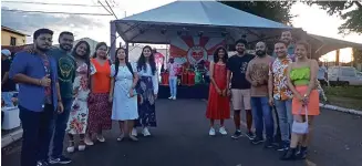  ?? Walkiria Vieira ?? Um grupo de indianos que vive em Londrina foi conferir o samba no Conjunto Cafezal