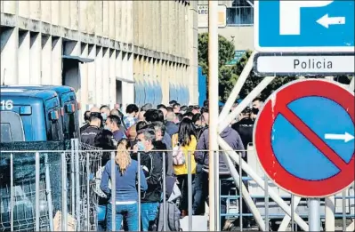  ?? CÉSAR RANGEL ?? Policía y Guardia Civil. Ayer se reanudaron en un recinto de la Zona Franca los turnos de vacunación de los miembros de la Guardia Civil y la Policia Nacional en Catalunya menores de 60 años. Se está llevando a cabo con vacunas Moderna porque la de Astrazenec­a, con la que se vacunó al principio a los trabajador­es esenciales, no puede usarse en menores de 60. Han de alcanzar el 80% de vacunados esta semana, según ha ordenado el Tribunal Superior de Justícia de Catalunya (TSJC)