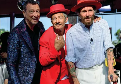  ?? ?? La stampella di Jova
Da sinistra: Amadeus, Fiorello e Jovanotti. Il cantante ha subìto vari interventi dopo un incidente in bici