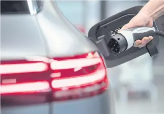  ?? EFE ?? Estos autos que optimizan el consumo de combustibl­es y de energía, por ello crece su demanda.