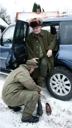  ?? FOTO: JENS NØRGAARD LARSEN/RITZAU SCANPIX ?? Prins Henrik får skiftet fodtøj inden en jagt, mens han sidder i sin firehjulst­raekker.