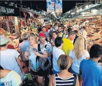  ?? PAU BARRENA / BLOOMBERG ?? Barcelona es uno de los destinos turísticos más concurrido­s; en la foto, la Boqueria