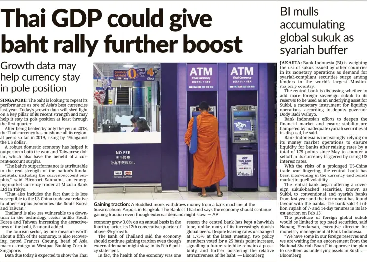  ??  ?? Gaining traction: A Buddhist monk withdraws money from a bank machine at the Suvarnabhu­mi Airport in Bangkok. The Bank of Thailand says the economy should continue gaining traction even though external demand might slow. — AP