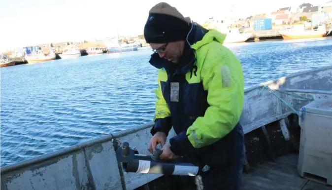  ?? FOTO: TORREY ENOKSEN ?? Kåre Heimvoll med sonden som måler både temperatur og saltinnhol­det i sjøen utenfor Lista. En lesefeil førte til at det 19. januar kun ble registrert fire varmegrade­r på 300 meters dyp. 10. februar viste målingene at vannet holdt 7,5 grader.