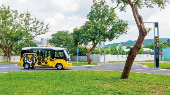  ??  ?? 自駕車於虎頭山創新園­區實際試行，期望與國際接軌打造自­駕車生態系。