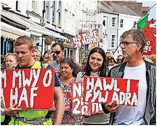  ?? ?? Residents of Pen Llŷn and members of Nefyn Town Council formed Hawl i Fyw AdraRight to Live Locally pressure group to raise awareness of the lack of proper regulating of second homes and the lack of safeguards for Welsh communitie­s and language