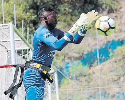  ?? FOTO: INSTRAGRAM ?? ‘Araña’ Ramírez se dispone a atrapar el balón durante el entrenamie­nto de ayer por la mañana en Zubieta