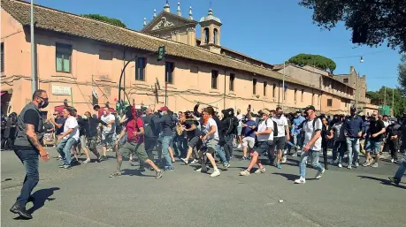  ??  ?? Scontri
Roma, tre momenti della manifestaz­ione dell’estrema destra ieri al Circo Massimo, dall’alto in senso orario: la carica di ultrà ed esponenti di Forza nuova e due immagini degli scontri con la polizia