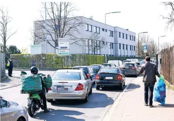  ??  ?? Verkehrsch­aos vor dem Recylingho­f in Flingern: Weil nur acht Fahrzeuge auf das Gelände gelassen werden, staut es sich vor der Anlage. Der Andrang ist trotzdem groß.