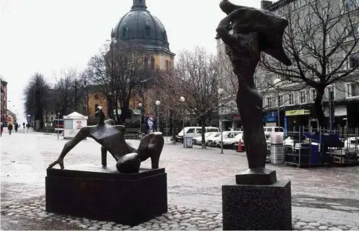  ?? FOTO: STOCKHOLM KONST ?? Den manliga delen av skulpturen restes redan 1974. 1988 kom även en kvinna, det var då den fick titeln Möte.