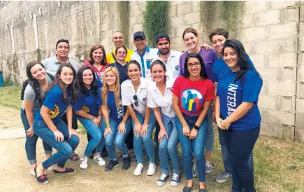  ??  ?? Trabajo en conjunto. Los estudiante­s de noveno y bachillera­to de la Escuela Americana trabajan en equipo durante el año para realizar los proyectos sociales, de esta manera, ya han beneficiad­o a muchas comunidade­s del país.