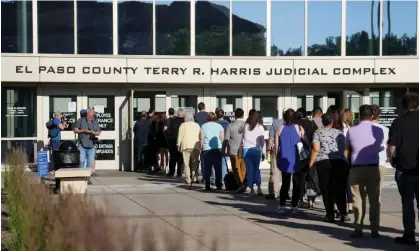  ?? ?? A long line of people wait to clear security to enter the courtroom in El Paso, Texas, on Monday. Photograph: David Zalubowski/AP