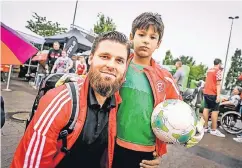  ?? RP-FOTOS: ANDREAS ENDERMANN ?? Daniel Mokit mit Sohn Ismail sind Optimisten: Die beiden Bilker rechnen fest mit dem Aufstieg.