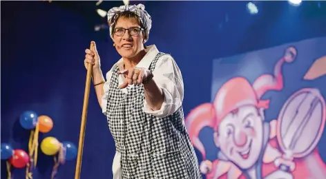  ?? FOTO: DPA ?? Karneval 2017: Annegret Kramp-Karrenbaue­r tritt bei der Narrenscha­u im saarländis­chen Riegelsber­g als Putzfrau Gretel aus dem Landtag auf.