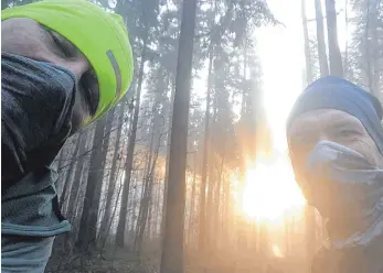  ?? FOTO: PRIVAT ?? Sehen beim Waldlauf bereits das Licht am Ende der Corona-Düsternis: Johannes Riedel (l.) und Christophe­r Maier.