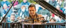  ?? Foto: Herbert Heim ?? Vijay Iyer am Flügel im Botanische­n Garten Augsburg.