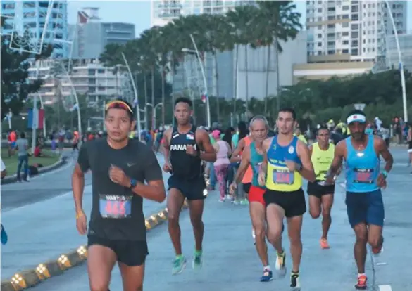  ??  ?? »La humedad será uno de los obstáculos que encontrará­n los corredores durante su trayecto frente a la costa de la ciudad de Panamá.