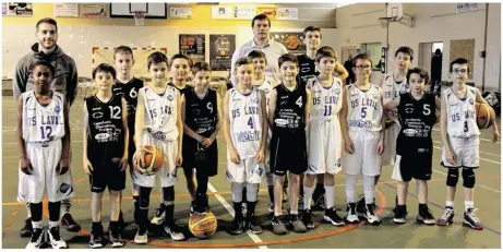  ??  ?? Les évronnais, en noir, en U13, avant le match les opposant à l’équipe de l’USL 2 Laval. Ils ont gagné 48 à 34.